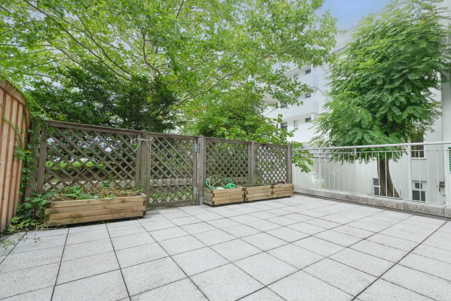 Großzügige 3-Zimmer-Wohnung mit 33 m² Terrasse und Tiefgaragenplatz