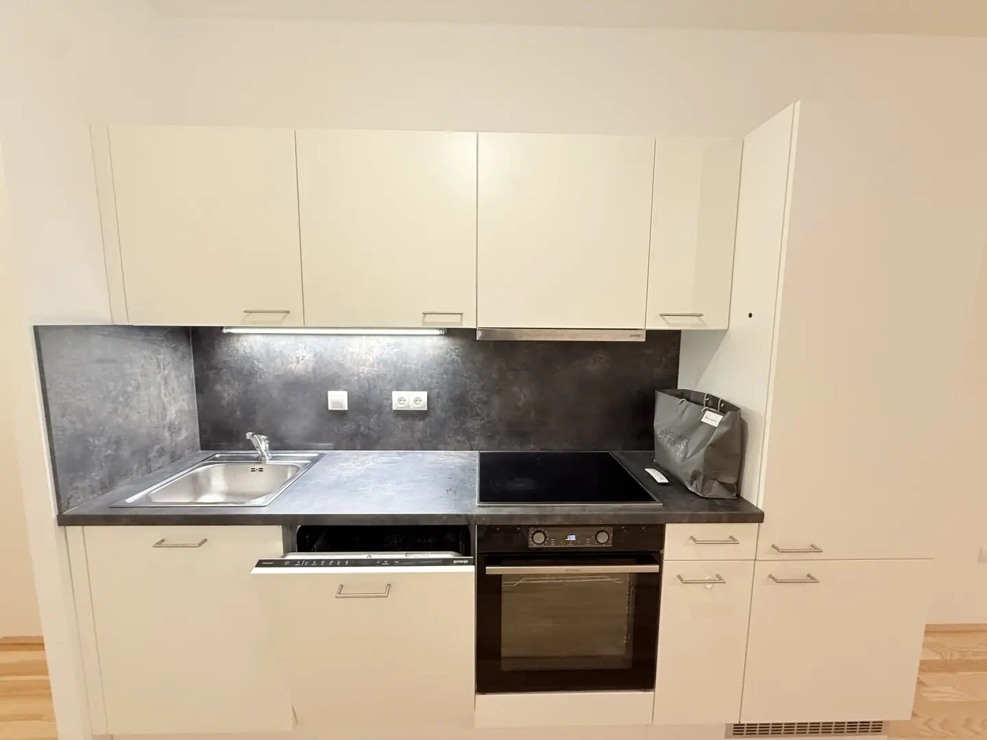 Quiet 1-room apartment surrounded by greenery - Welcome to Theos