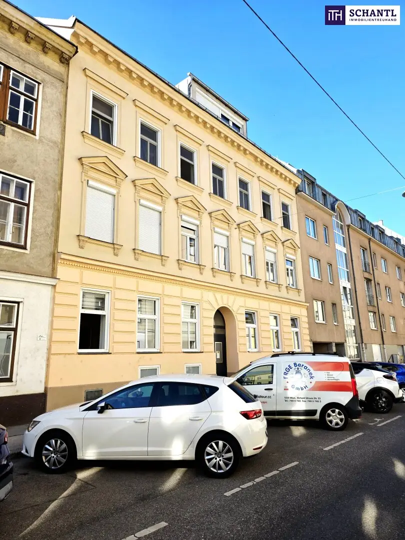 Old building with upgrade! First occupancy after renovation in quiet side street! Cleverly laid out + Well connected + Beautiful old building! What are you waiting for?