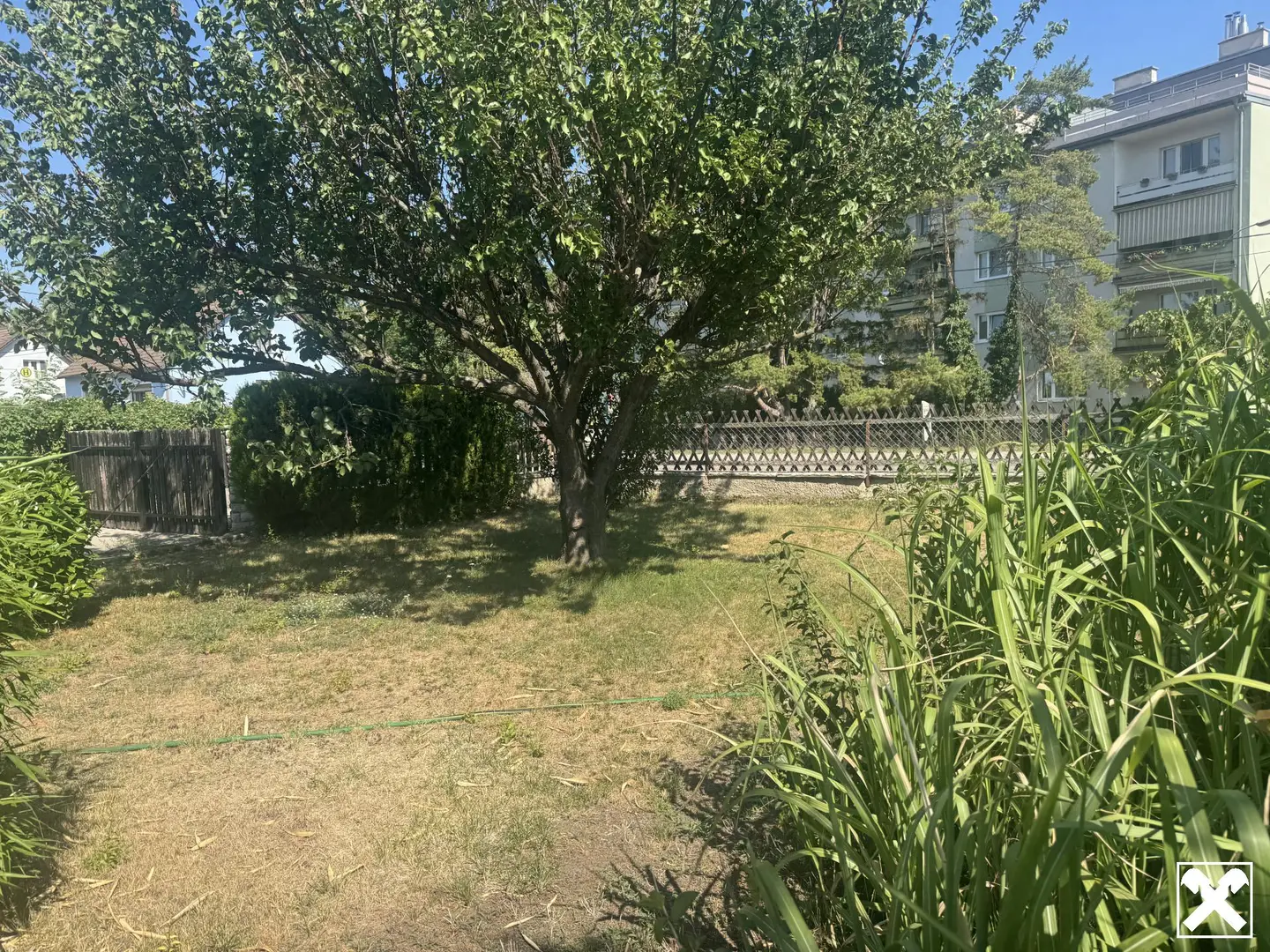 Apartment with existing building on attractive plot and good rail connections