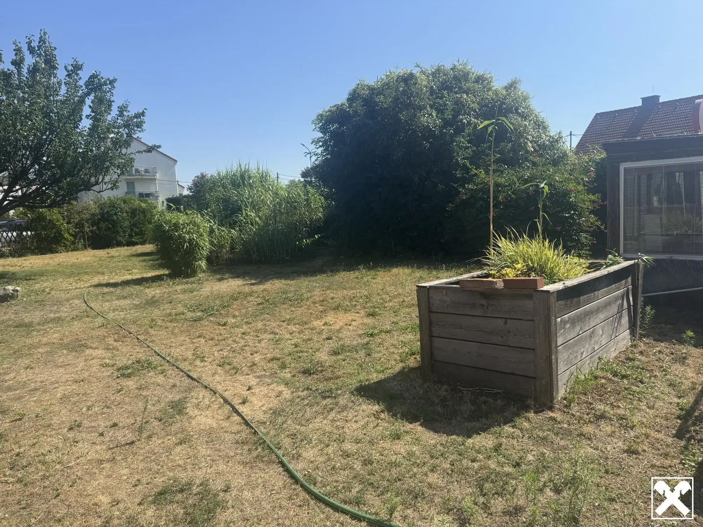 Apartment with existing building on attractive plot and good rail connections