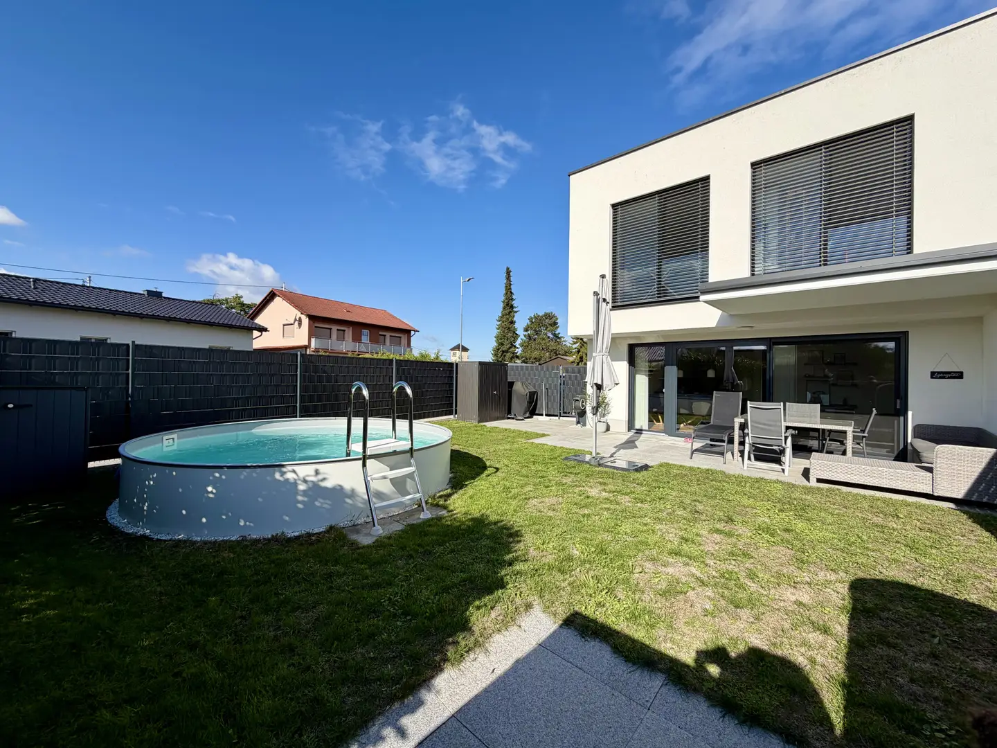 Familienwohnung mit Privatgarten und Pooloption
