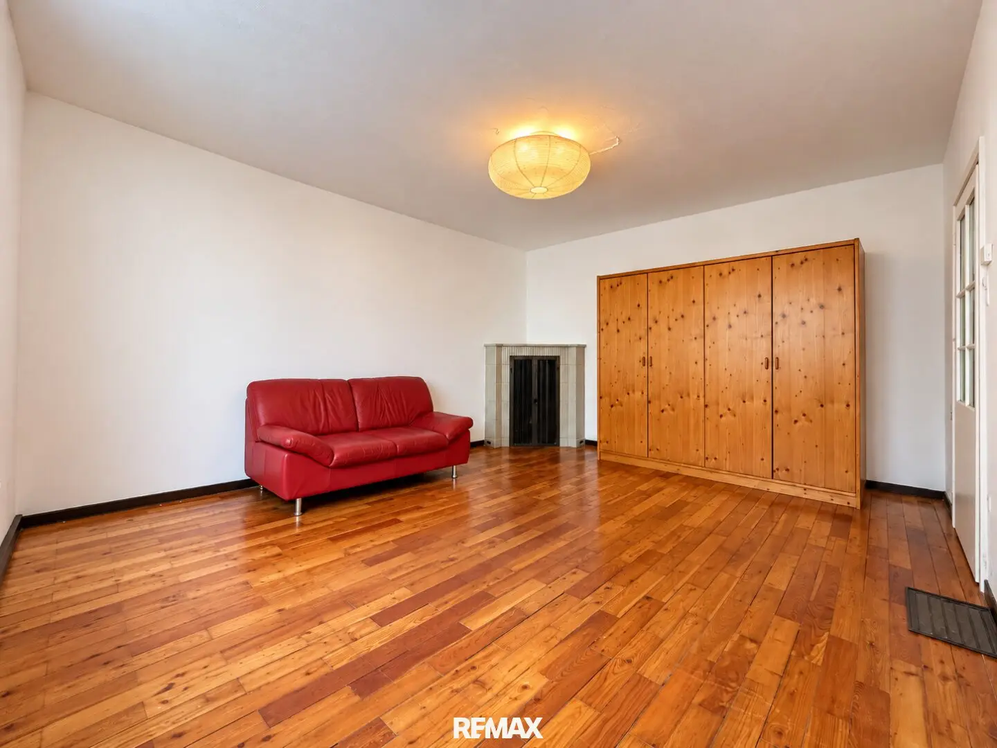 Bright 37 m² Condominium with Fireplace | Ideal for Owner-Occupiers & Investors