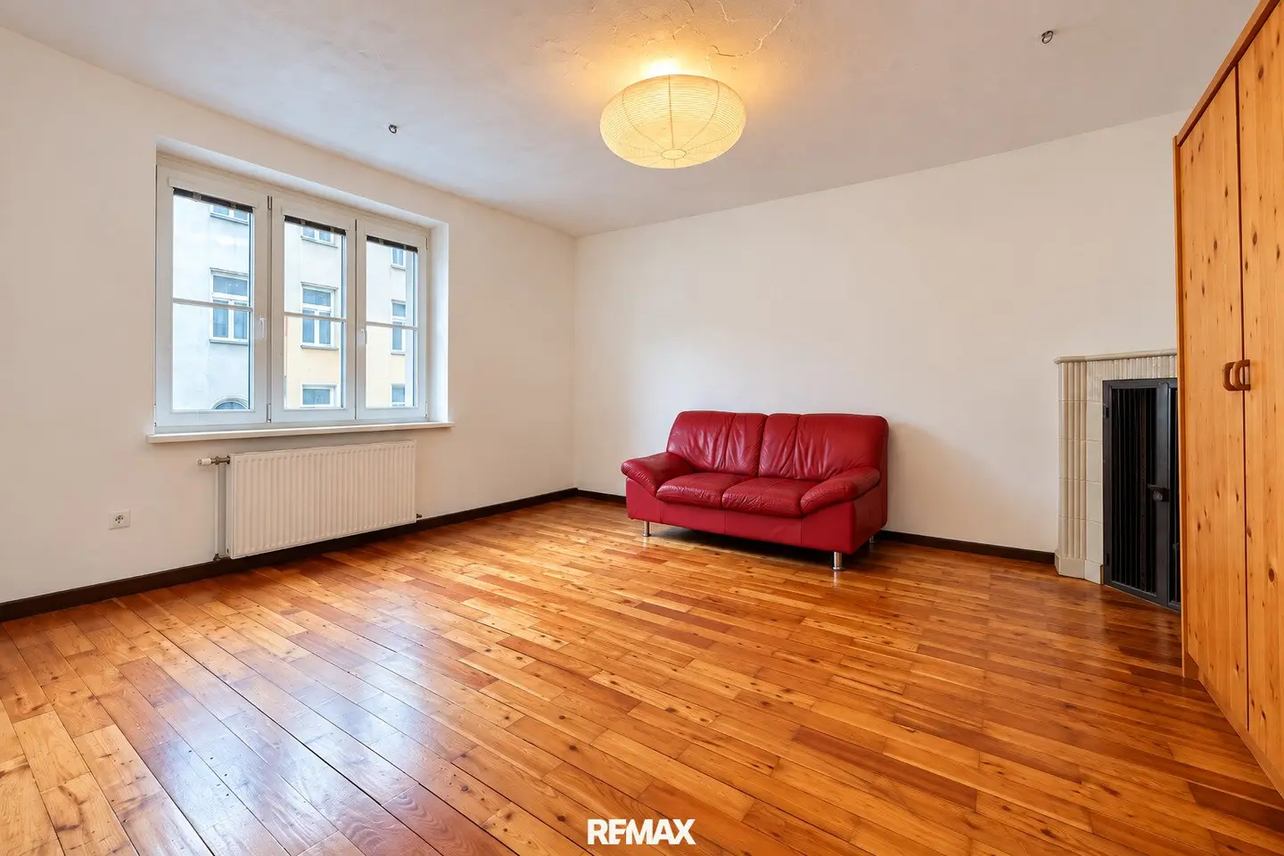 Bright 37 m² Condominium with Fireplace | Ideal for Owner-Occupiers & Investors