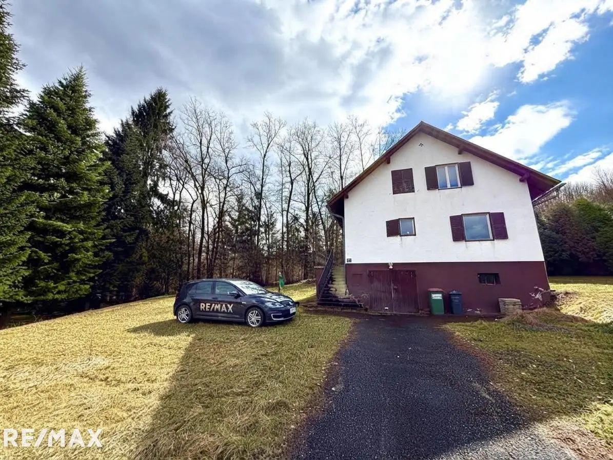 Quiet apartment with large plot and renovation potential