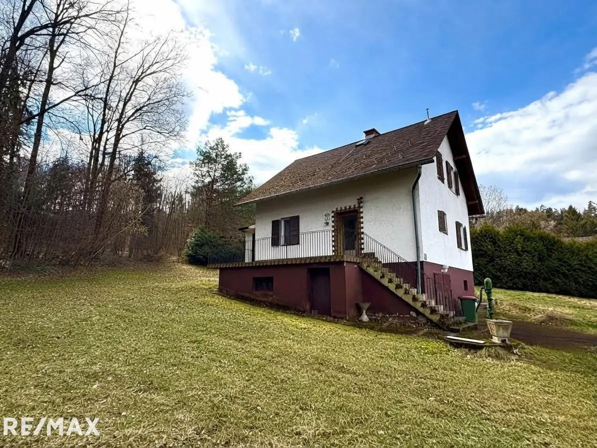 Quiet apartment with large plot and renovation potential