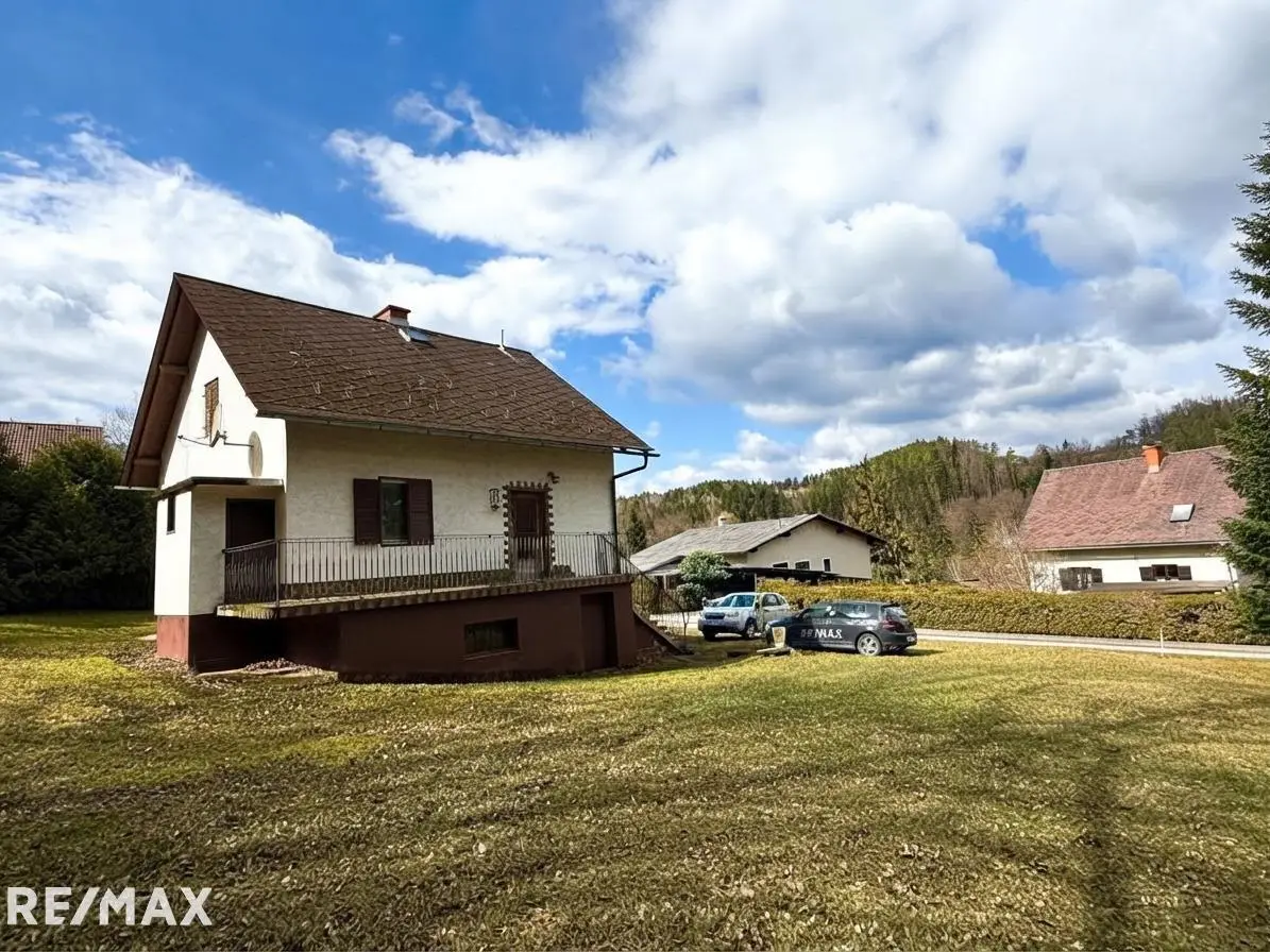 Quiet apartment with large plot and renovation potential