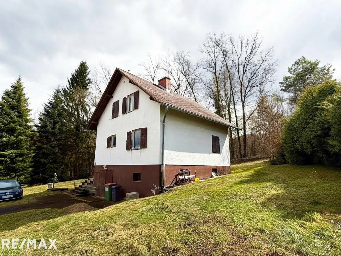 Quiet apartment with large plot and renovation potential