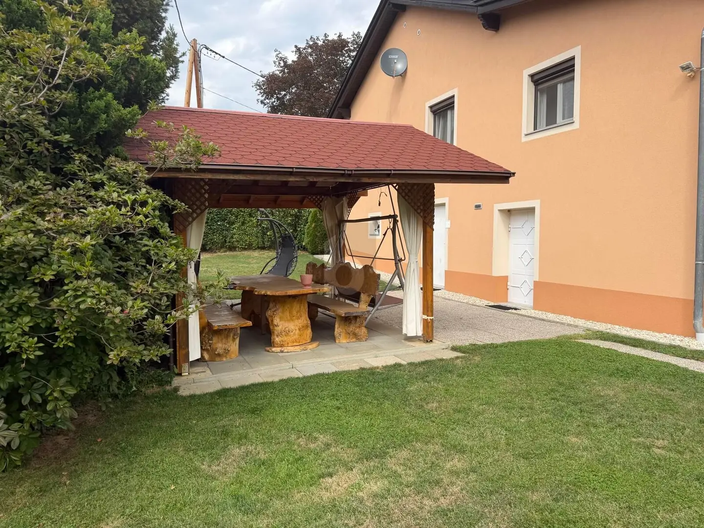 Quiet ground floor apartment with large garden