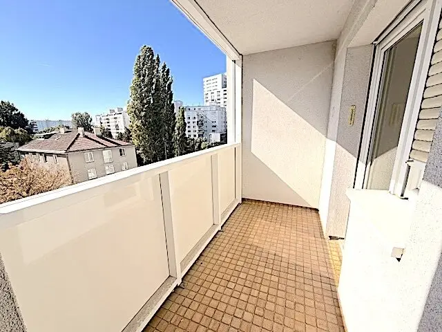 Commission-free from the owner Unrenovated 3-room apartment with winter garden