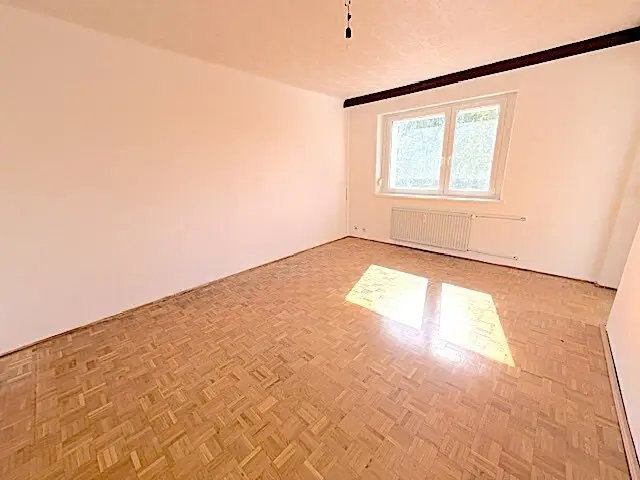 Commission-free from the owner Unrenovated 3-room apartment with winter garden