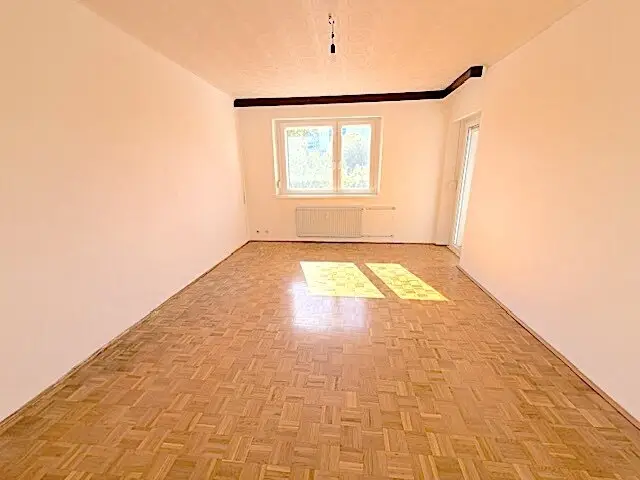 Commission-free from the owner Unrenovated 3-room apartment with winter garden