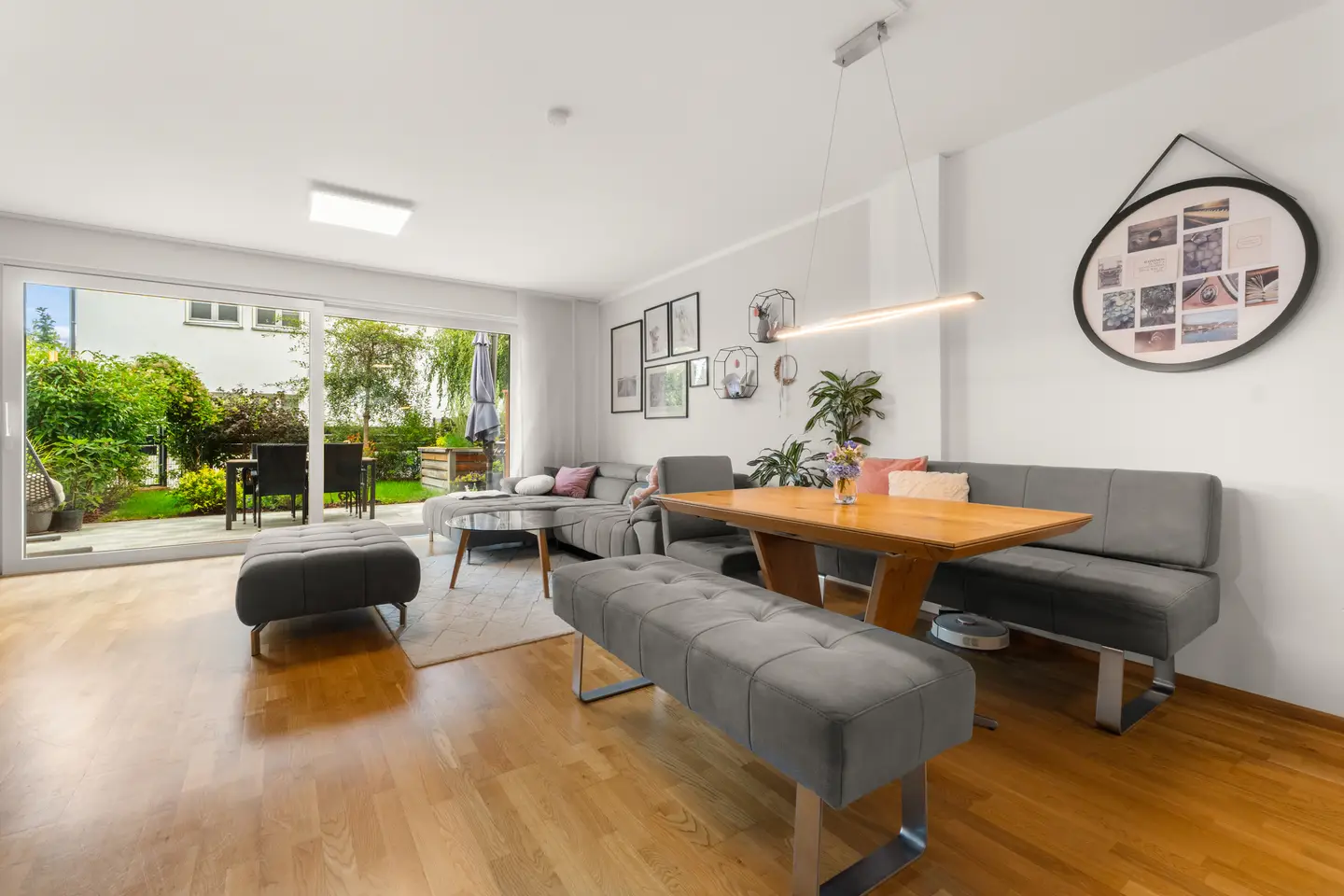 Family apartment with private garden and underground parking