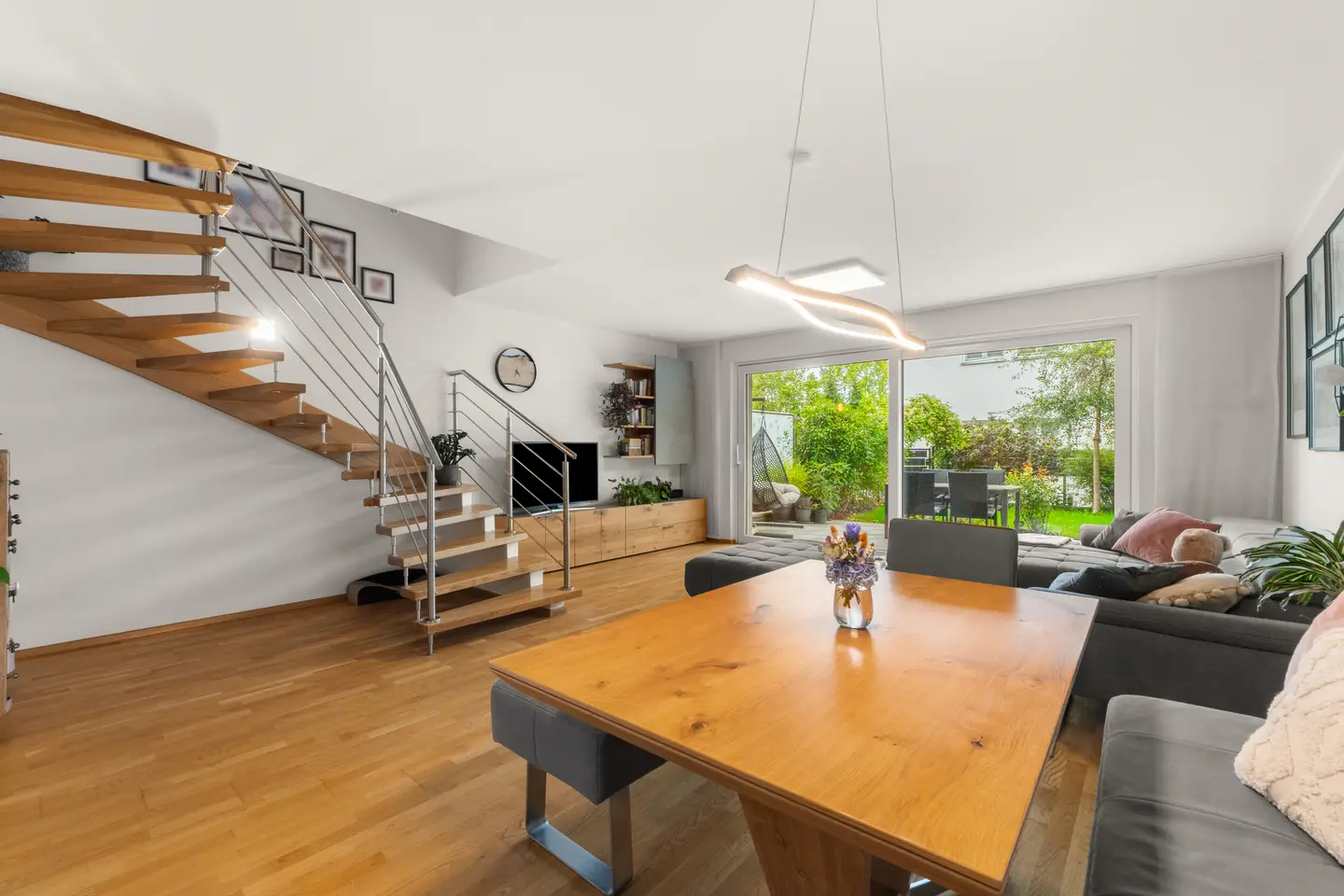 Family apartment with private garden and underground parking