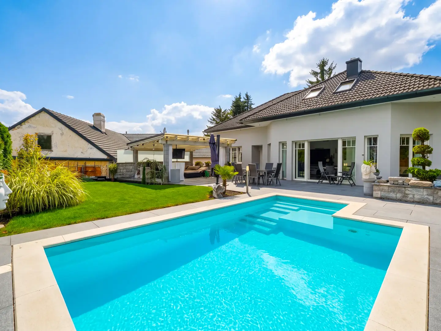 Familienwohnung mit privatem Pool und Doppelgarage