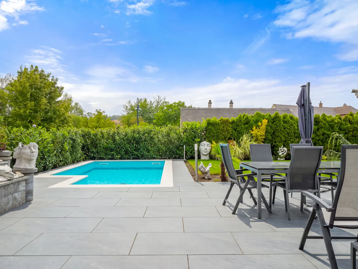 Familienwohnung mit privatem Pool und Doppelgarage