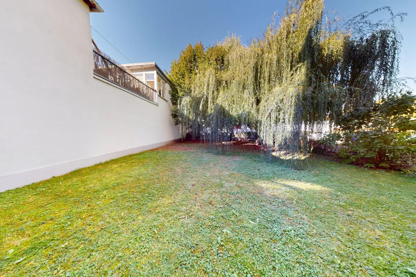 Family dream with garden in prime Lend location – renovated 4-room apartment with around 90 m² &amp; 70 m² private garden