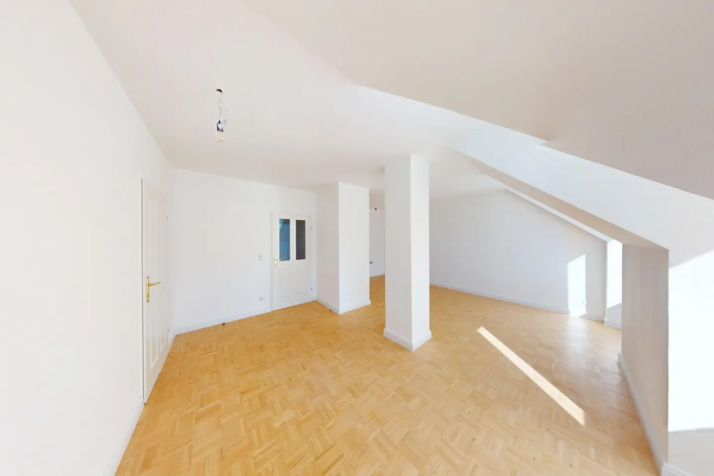 Family dream with garden in prime Lend location – renovated 4-room apartment with around 90 m² &amp; 70 m² private garden