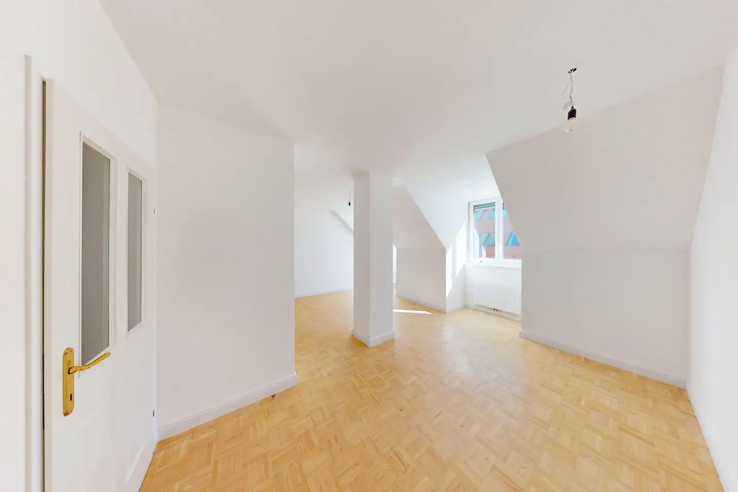 Family dream with garden in prime Lend location – renovated 4-room apartment with around 90 m² &amp; 70 m² private garden