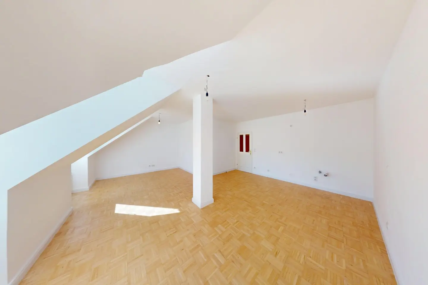 Urban living with private garden – renovated 2-room apartment in prime location of Lend