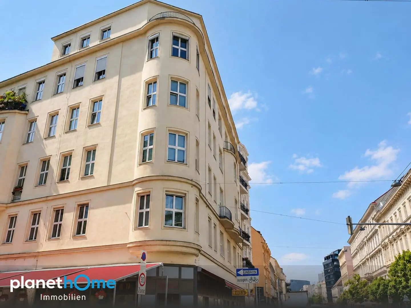 Bright apartment with high ceilings near Rochusmarkt