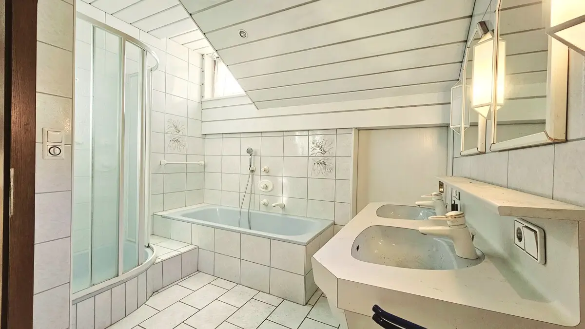 Großzügige Dachgeschosswohnung mit Balkon und viel Stauraum