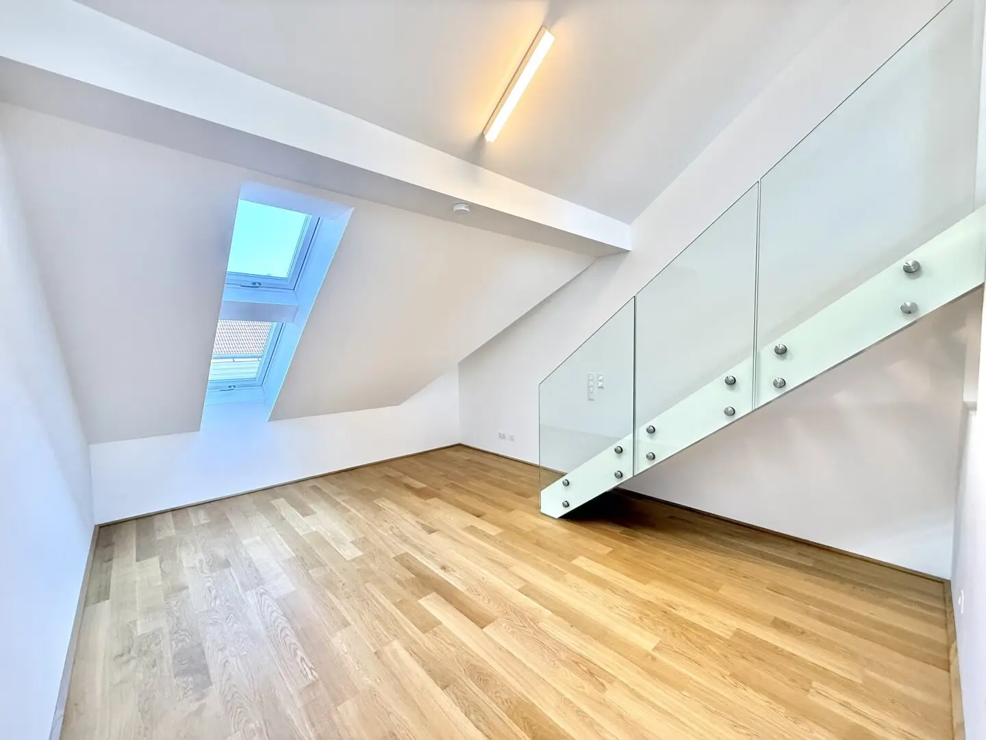Neuwertige 2-Zimmer Dachgeschoßwohnung mit Garten in 3500 Krems