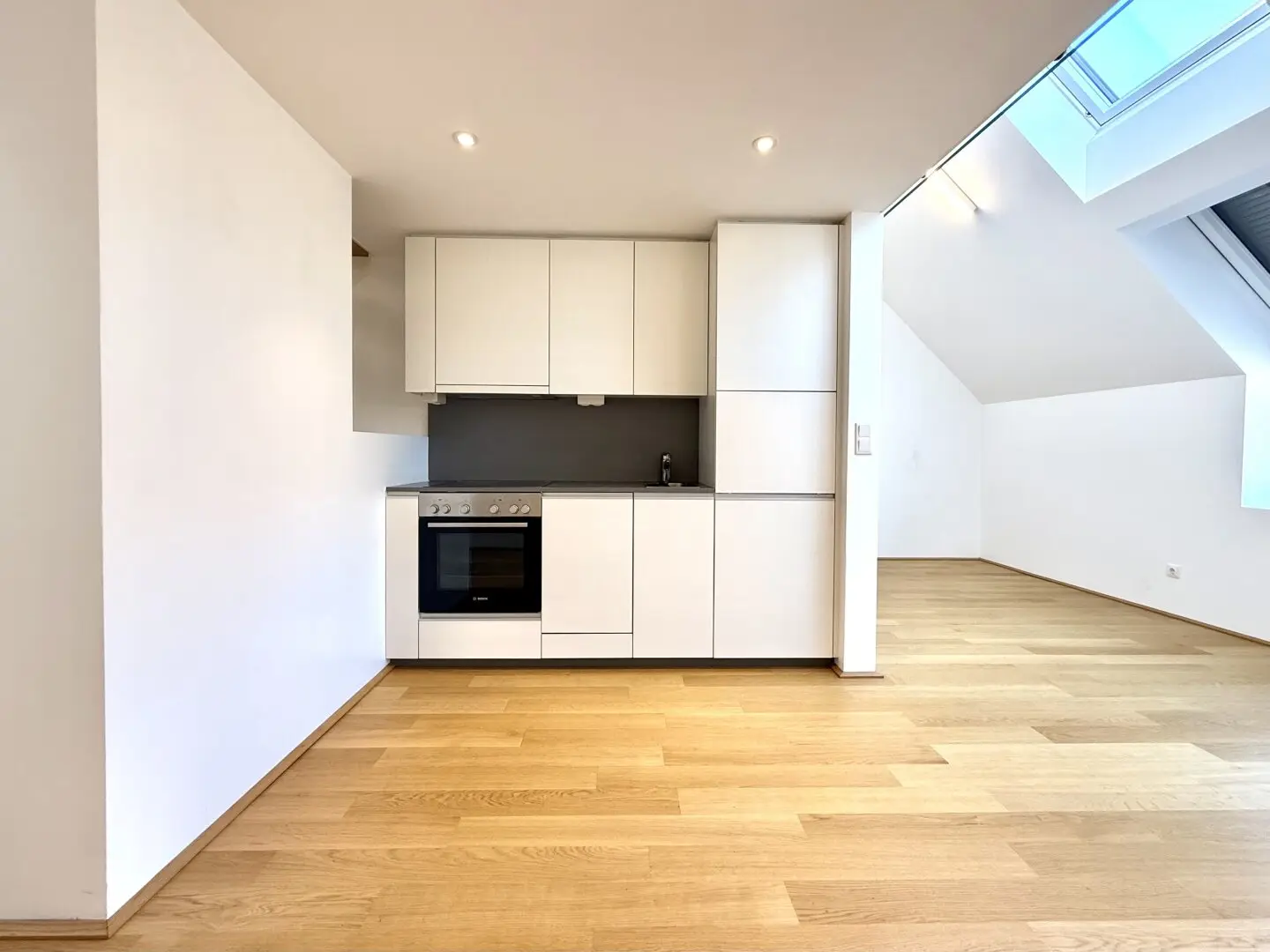 Neuwertige 2-Zimmer Dachgeschoßwohnung mit Garten in 3500 Krems
