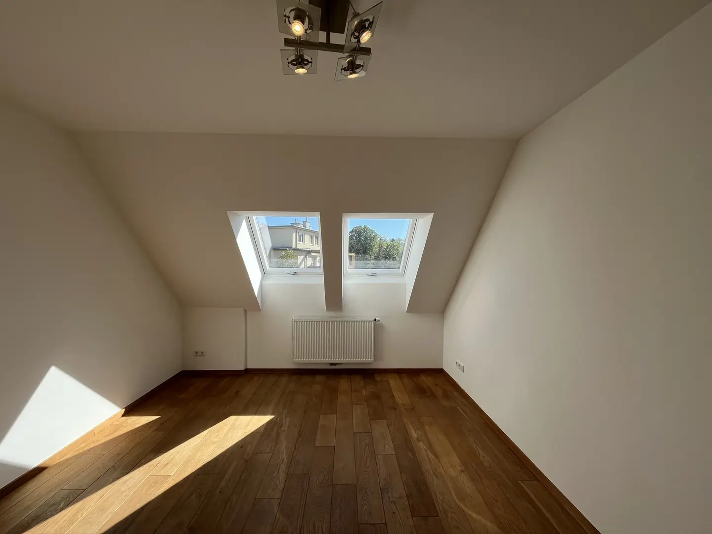 Dachgeschosswohnung with lift and fitted kitchen