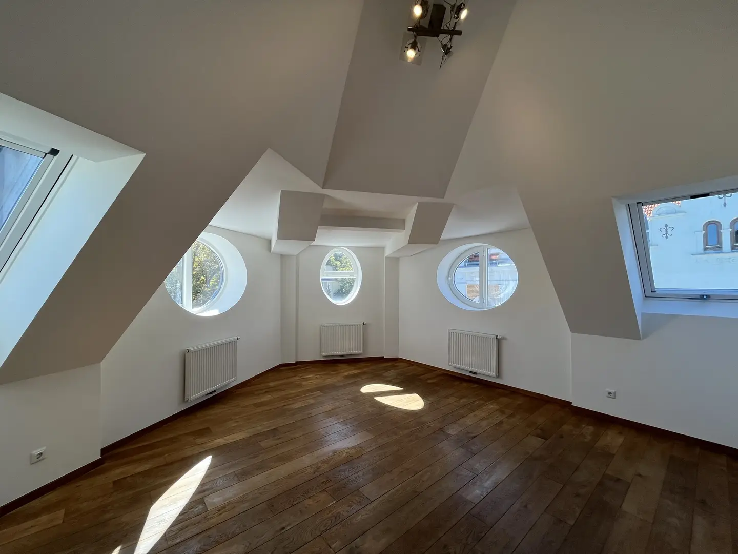 Dachgeschosswohnung with lift and fitted kitchen