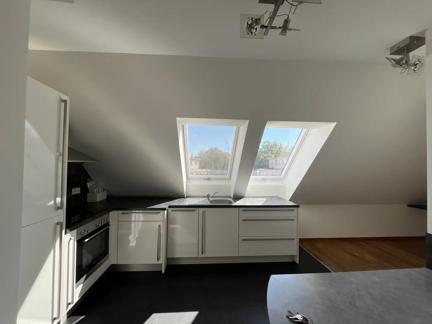 Dachgeschosswohnung with lift and fitted kitchen