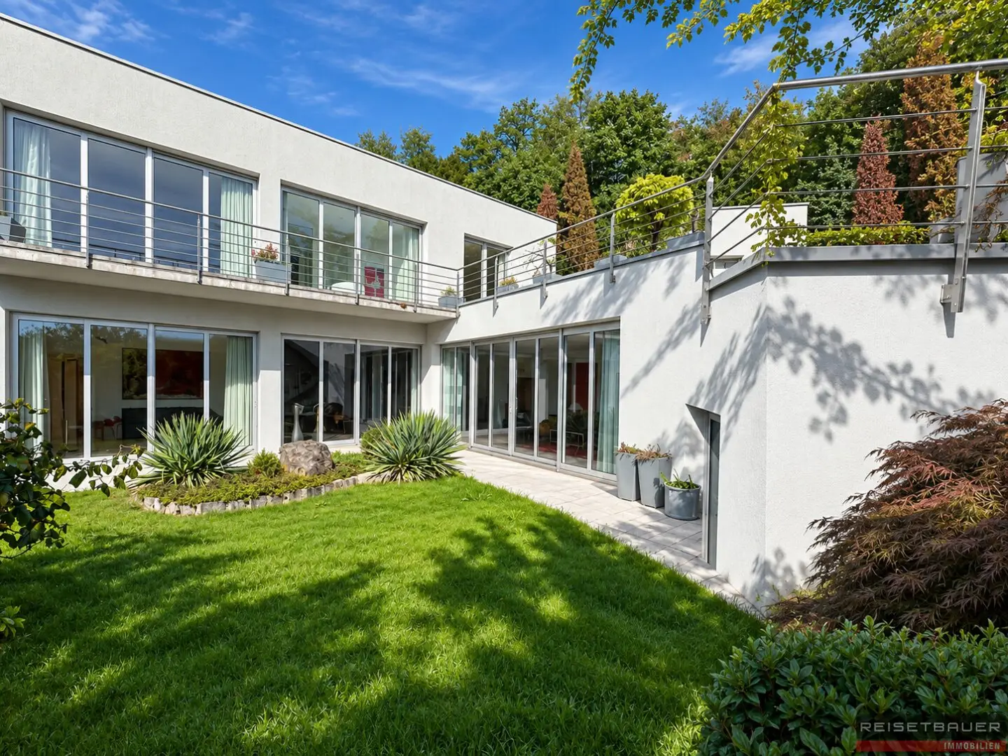 Architecture meets Quality of Life I Exclusive Living with Distant View