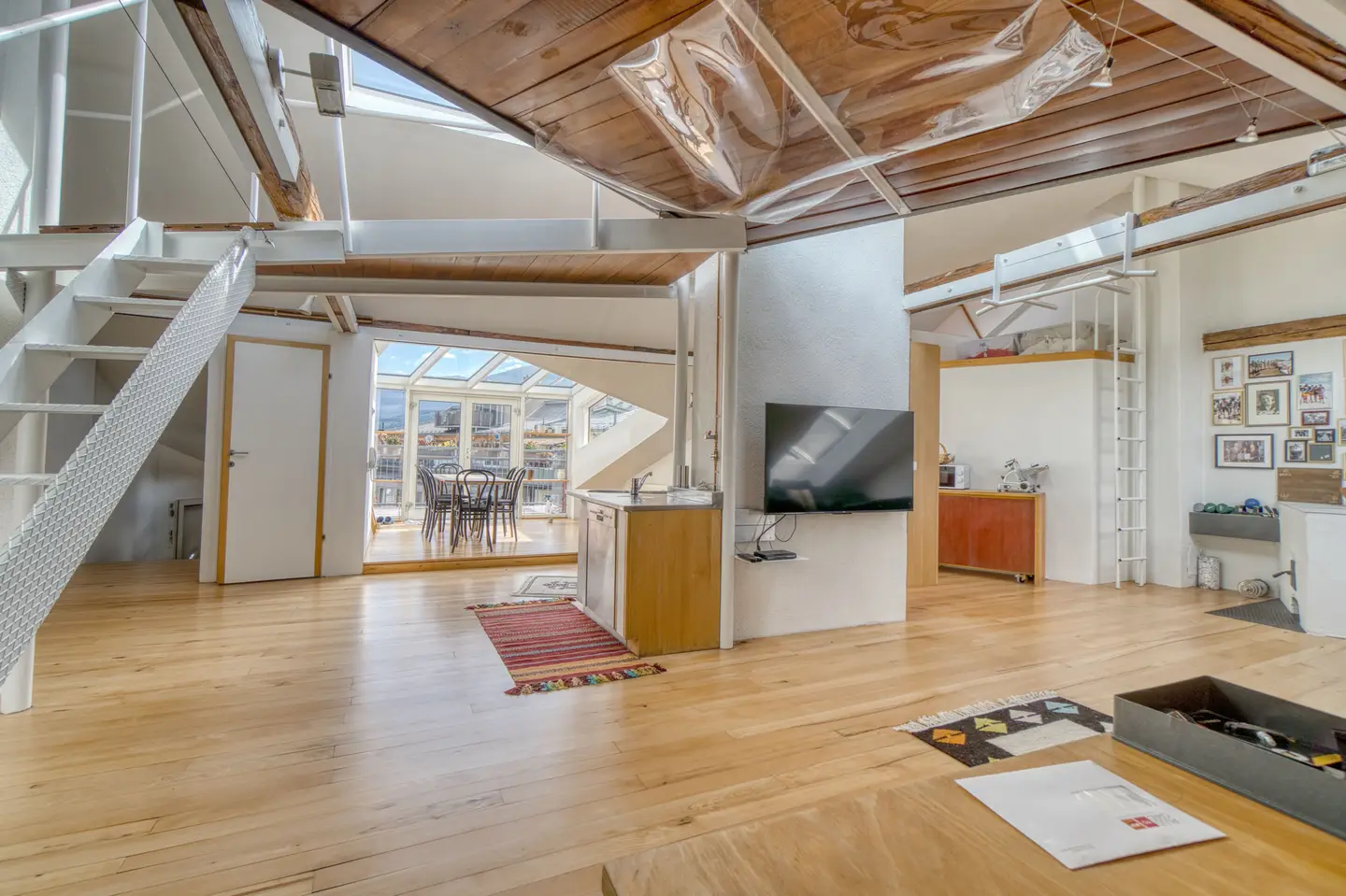 Lichtdurchflutete Dachgeschosswohnung mit Terrasse und Balkon