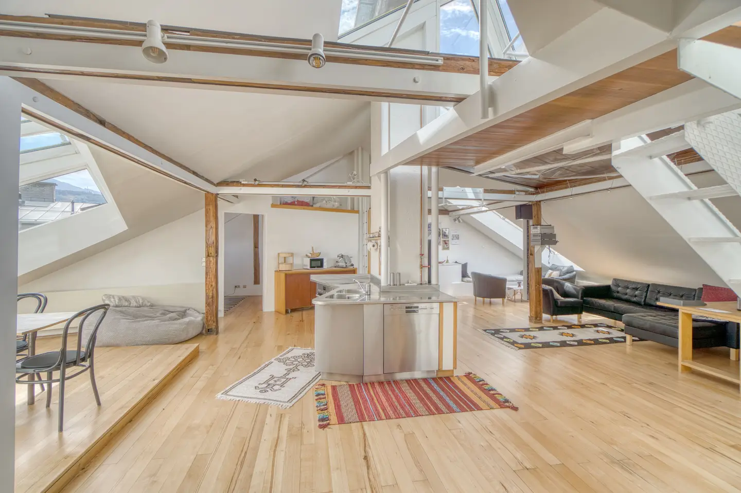 Lichtdurchflutete Dachgeschosswohnung mit Terrasse und Balkon