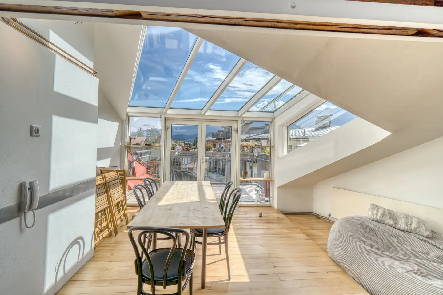 Lichtdurchflutete Dachgeschosswohnung mit Terrasse und Balkon