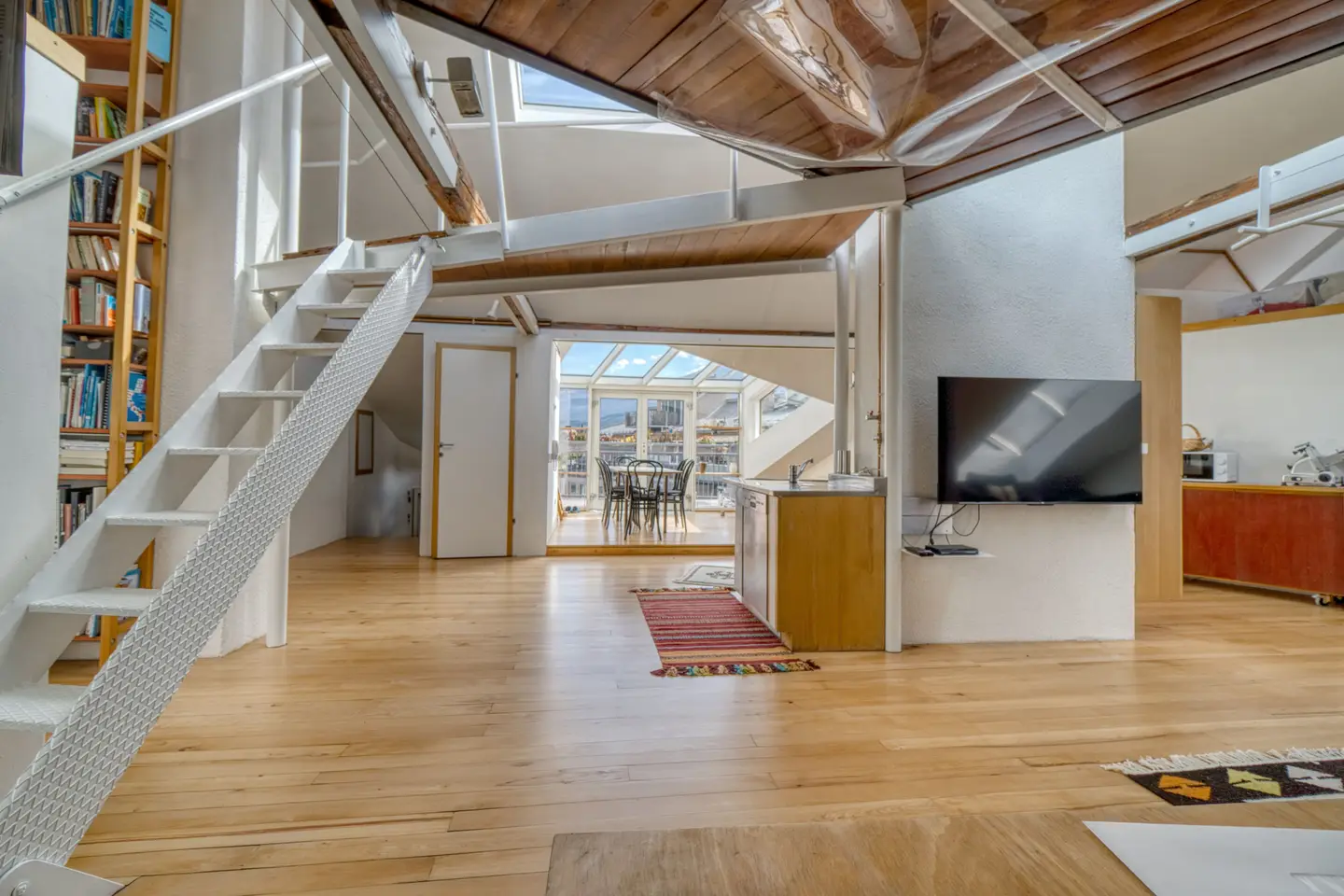 Lichtdurchflutete Dachgeschosswohnung mit Terrasse und Balkon