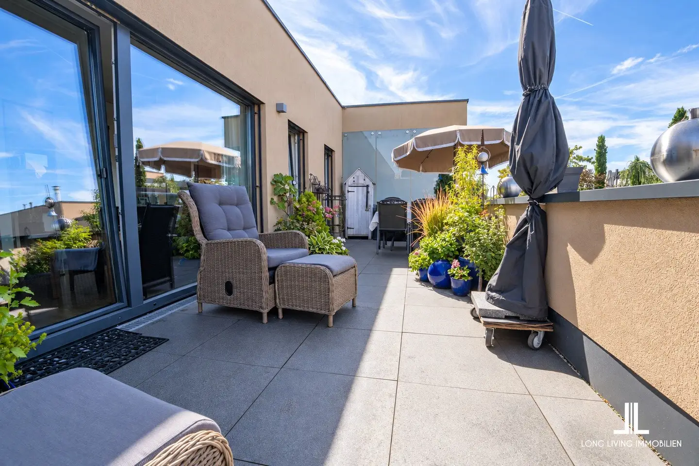 Your penthouse on two levels with generous feel-good terrace in a quiet location