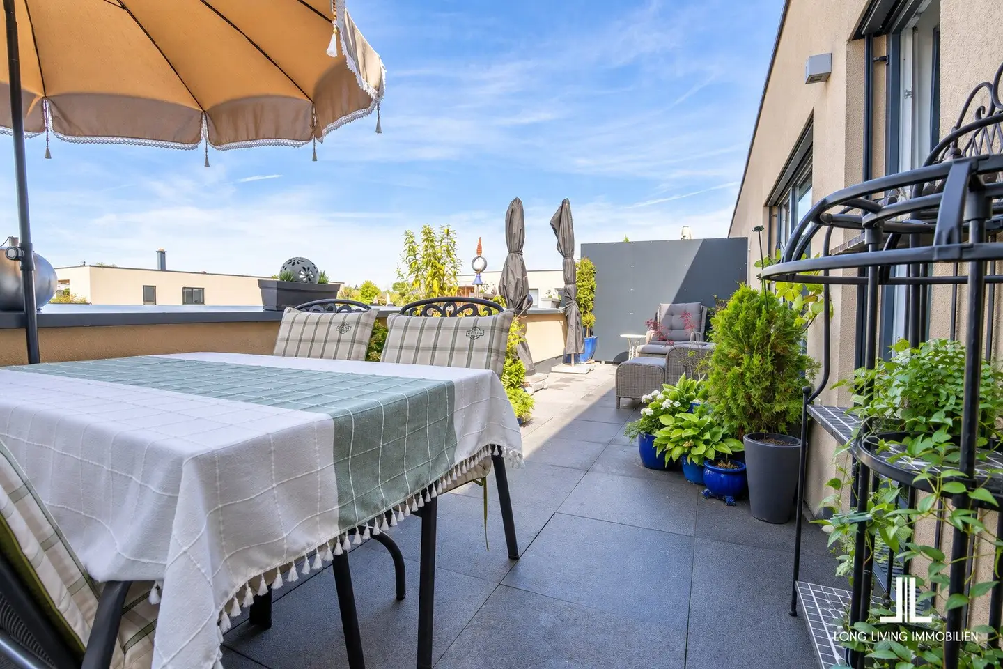Your penthouse on two levels with generous feel-good terrace in a quiet location