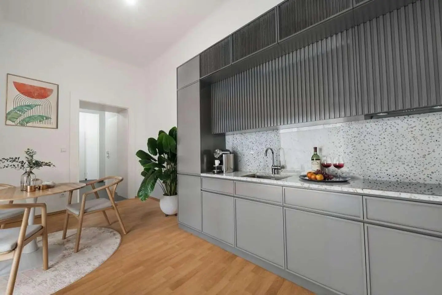 Frisch sanierte Altbauwohnung mit Aufzug und Kurzzeitvermietung