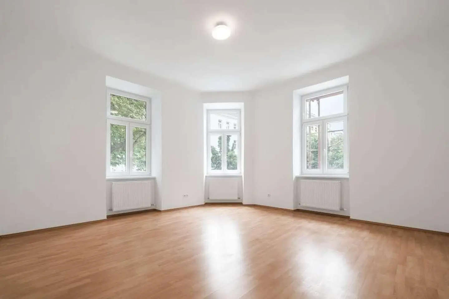 Frisch sanierte Altbauwohnung mit Aufzug und Kurzzeitvermietung