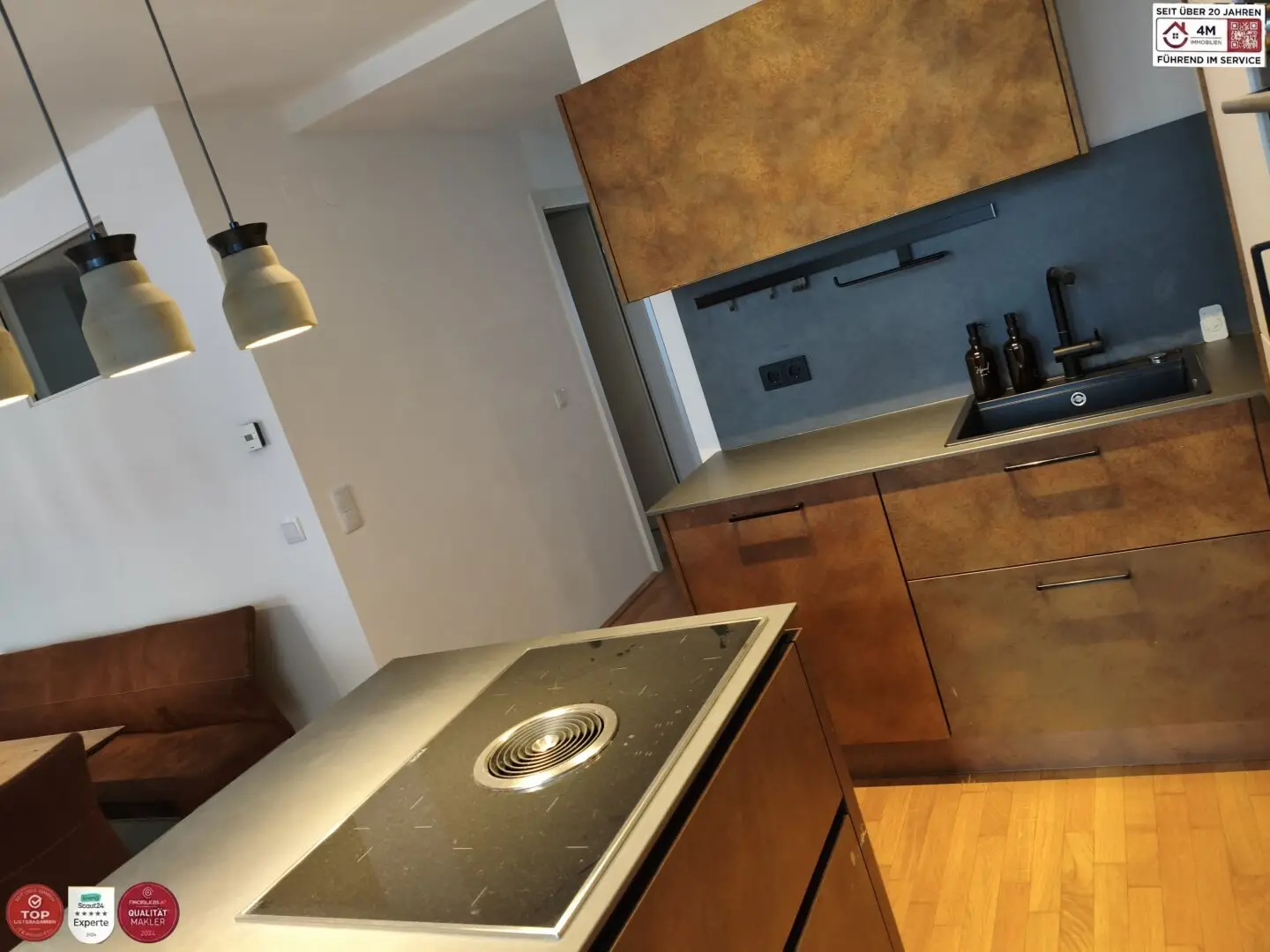 Exquisites Neubau-Juwel im Botschaftsviertel: Moderne 3-Zimmer-Wohnung mit Sicherheitsfeatures, Eigengarten und Wohnküche mit Kochinsel
