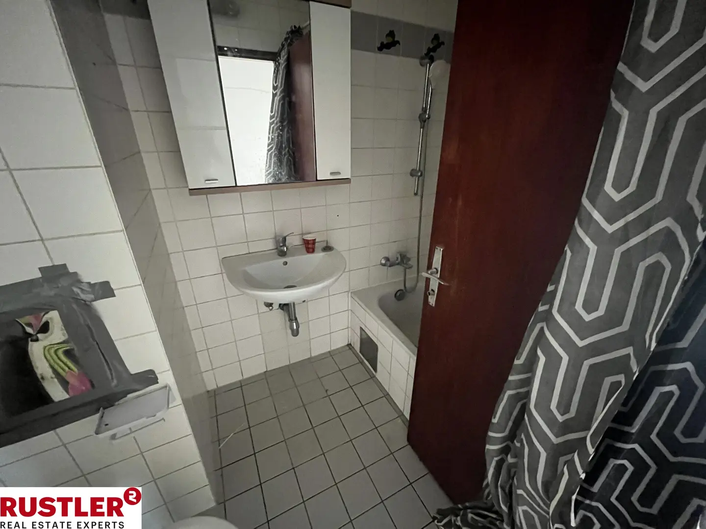 Bright apartment with fitted kitchen and lift in well connected location