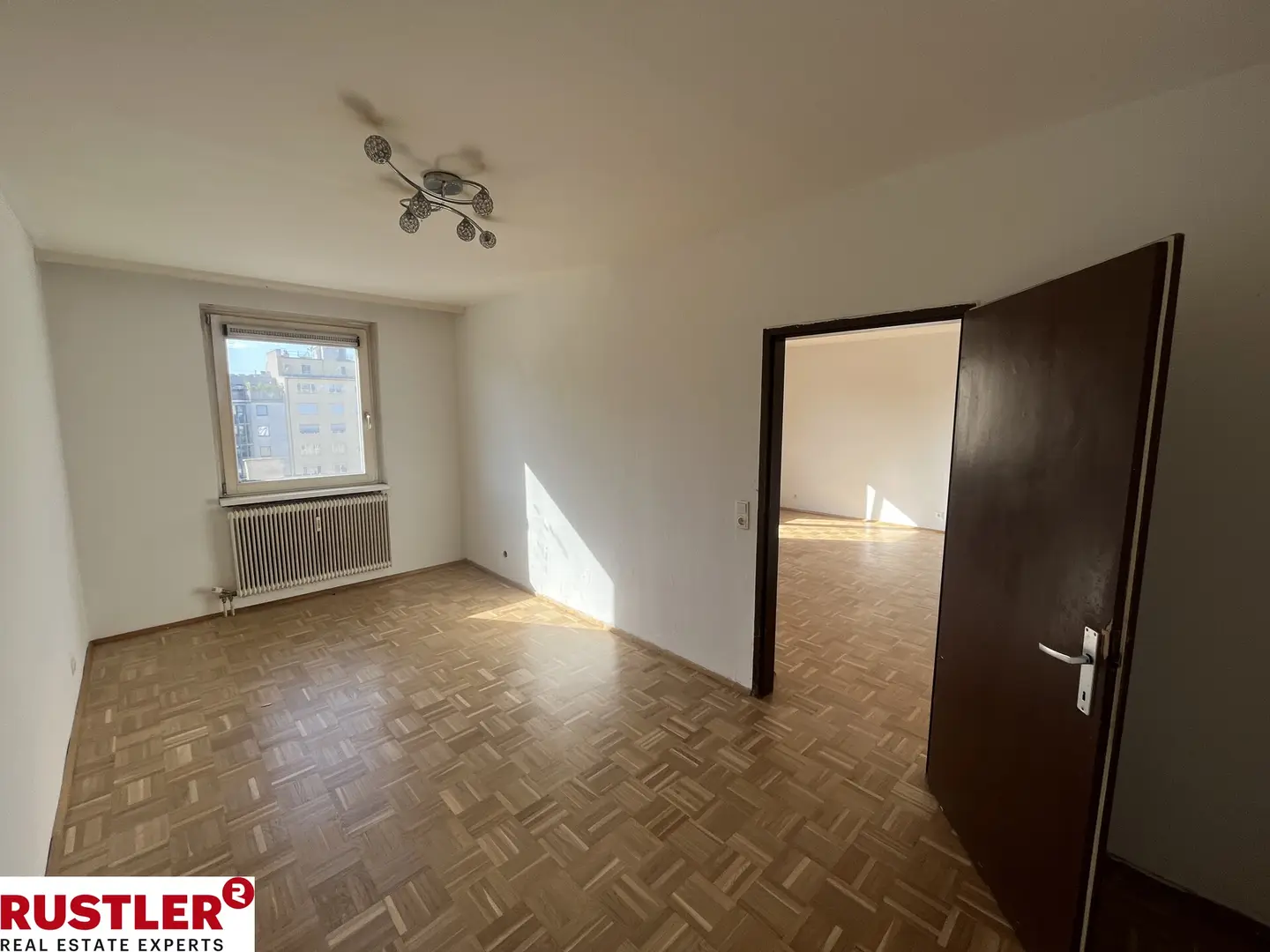 Bright apartment with fitted kitchen and lift in well connected location
