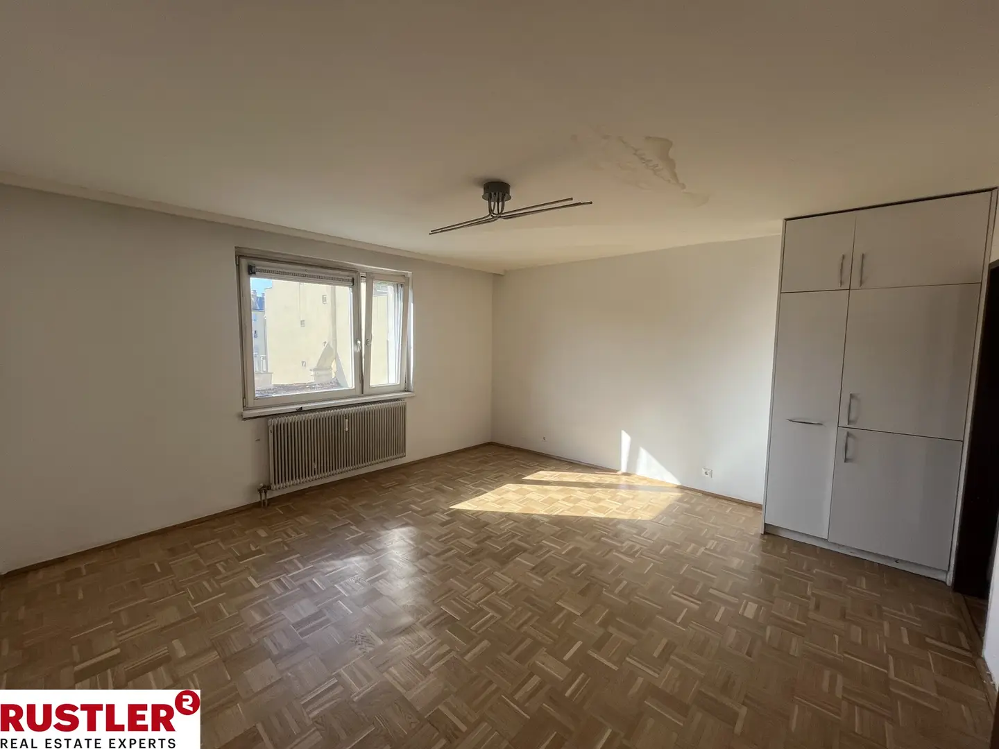 Bright apartment with fitted kitchen and lift in well connected location