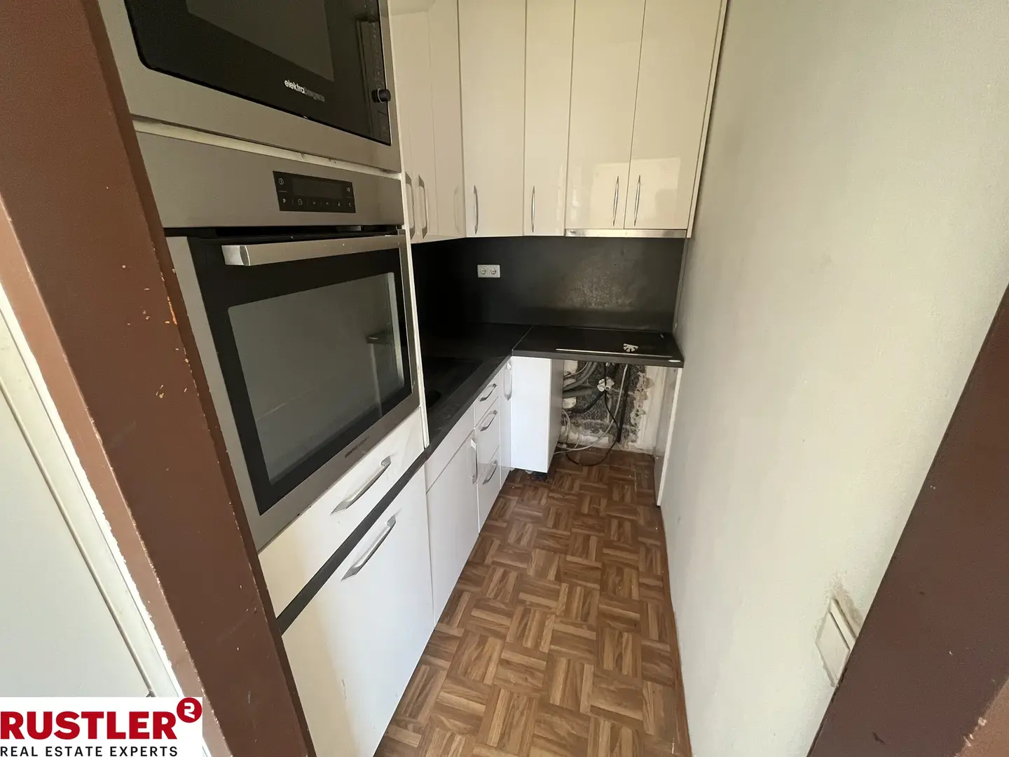 Bright apartment with fitted kitchen and lift in well connected location