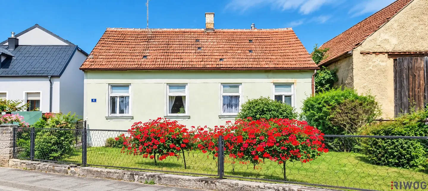 1,040 m² plot in Hautzendorf | House with expansion potential and earth cellar