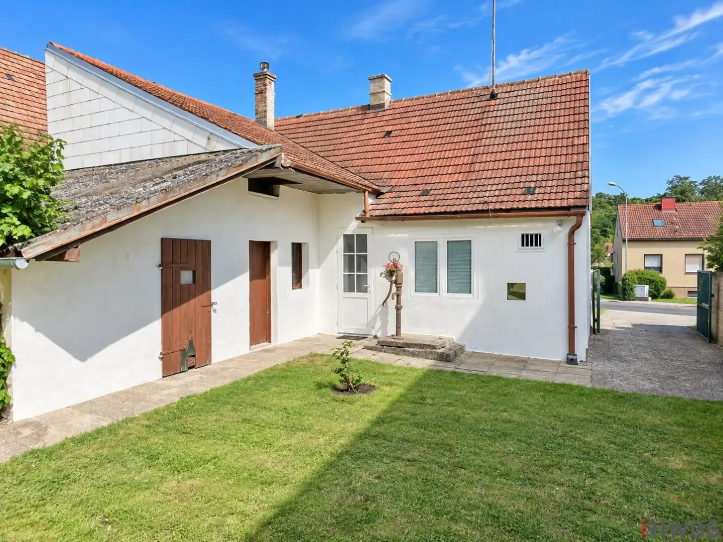 1,040 m² plot in Hautzendorf | House with expansion potential and earth cellar