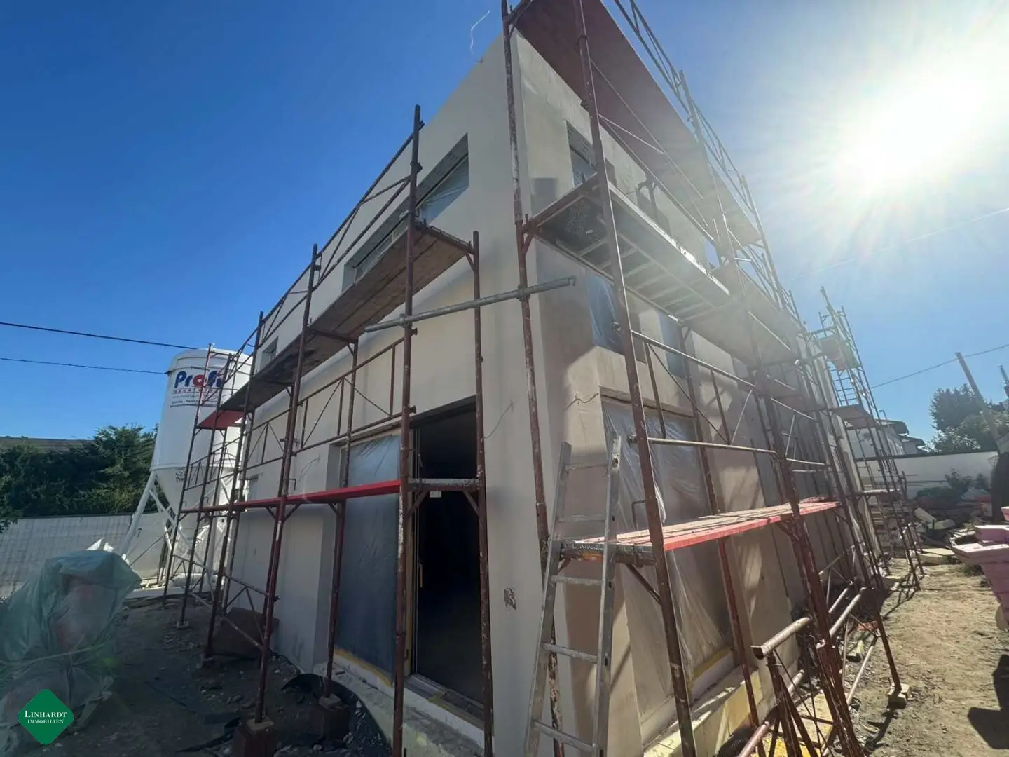 ​​​​​​​Moderne Doppelhaushälfte mit Terrasse und zwei Stellplätzen – belagsfertig