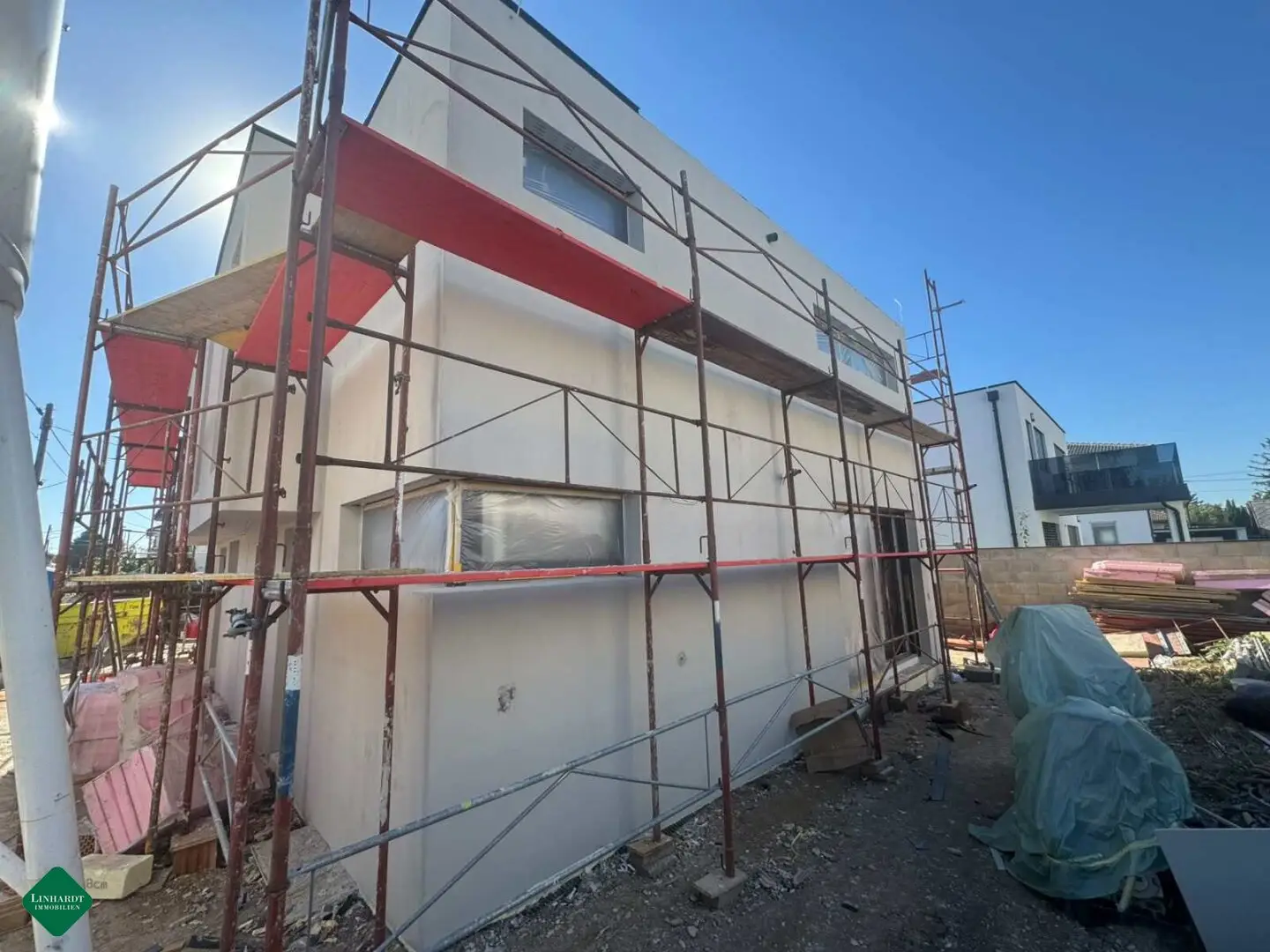 ​​​​​​​Moderne Doppelhaushälfte mit Terrasse und zwei Stellplätzen – belagsfertig