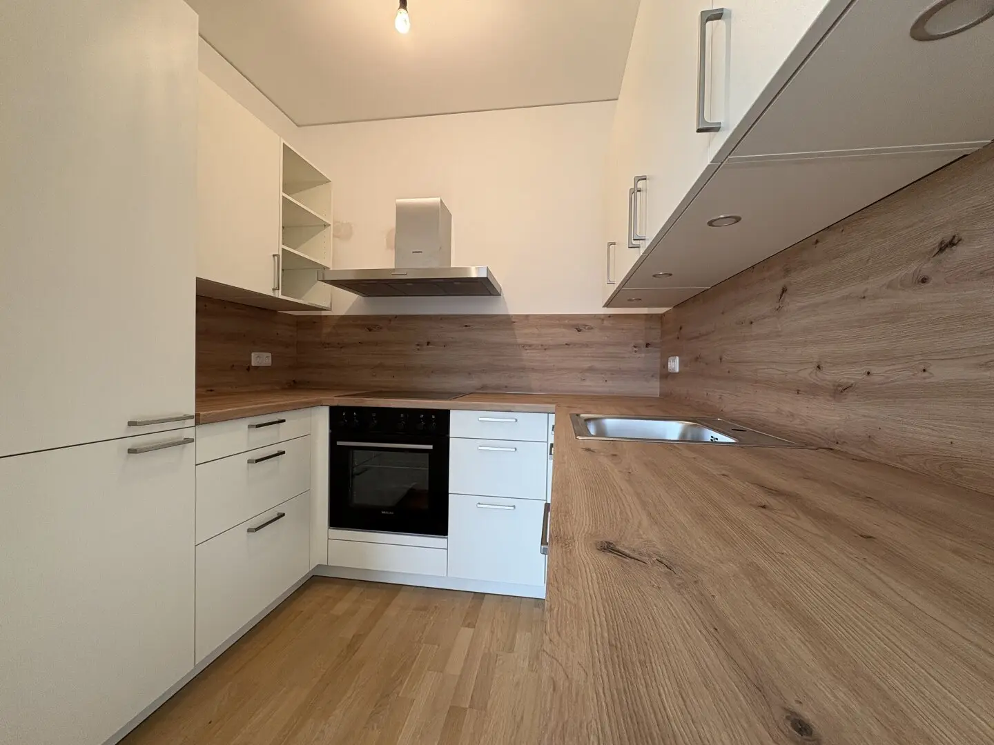 Living in green surroundings – Bright 3-room apartment with balcony and loggia